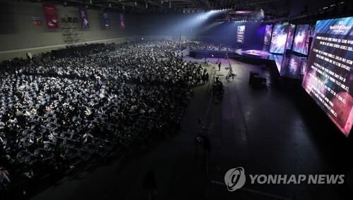 (LEAD) 3,000 fans gather for in-person K-pop concert amid 'living with COVID-19' scheme