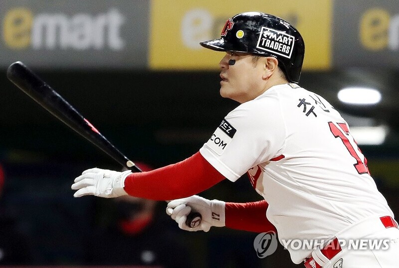 (LEAD) Choo Shin-soo re-signs for 1 more year with KBO club Landers