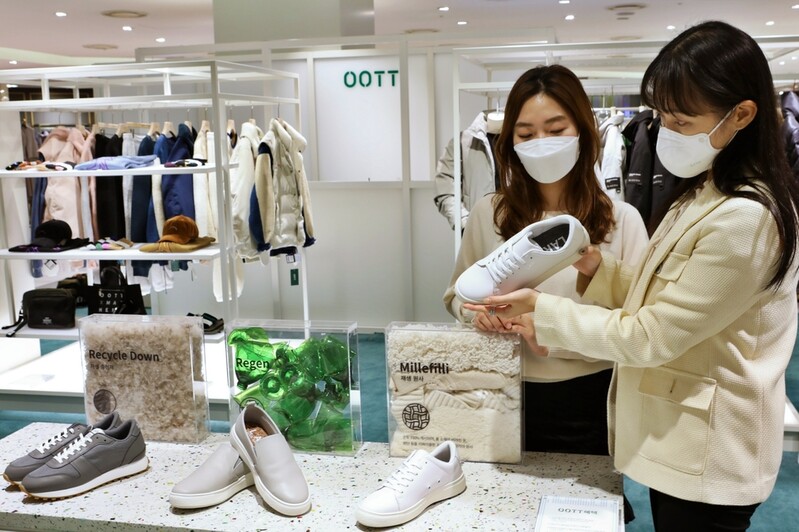 롯데百, 잠실점에 '신동빈 운동화' 팝업 매장 오픈