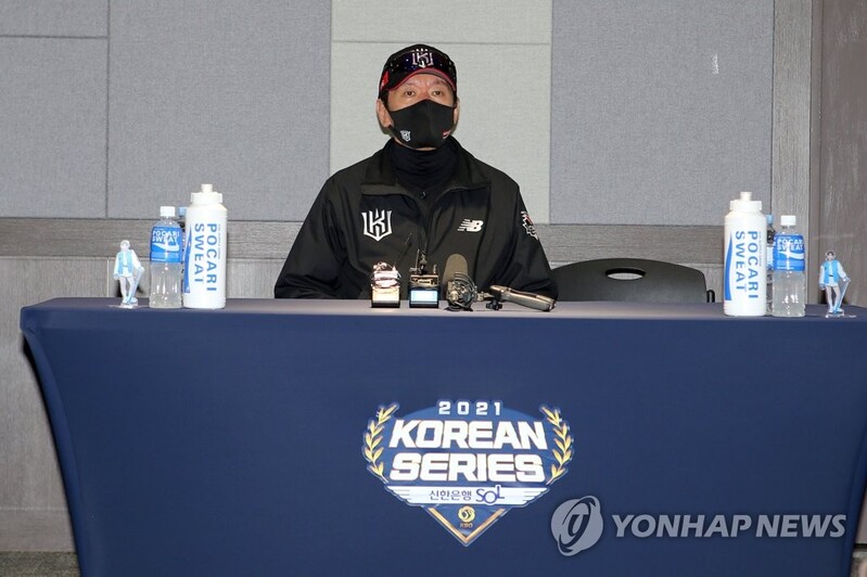 (LEAD) On verge of Korean Series title, Wiz manager not wanting to jinx team