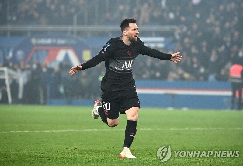 메시, 프랑스 리그 6경기 만에 데뷔골…PSG 3연승 선두 질주