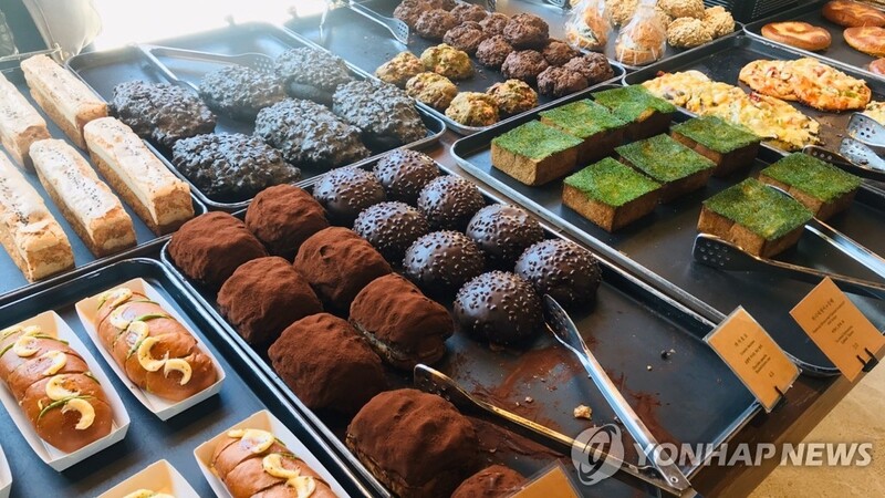 "국내 빵시장 규모 2년 연속 축소…제과점 매출 감소 영향"