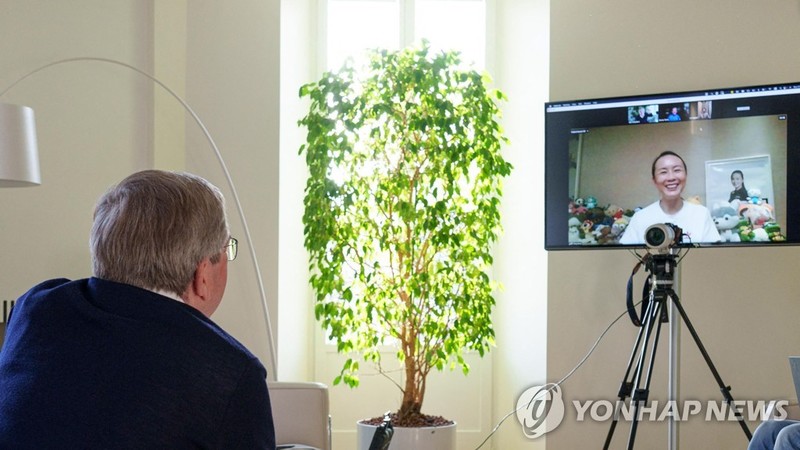 '실종설' 펑솨이, IOC 위원장과 영상통화…"안전하게 잘있다"