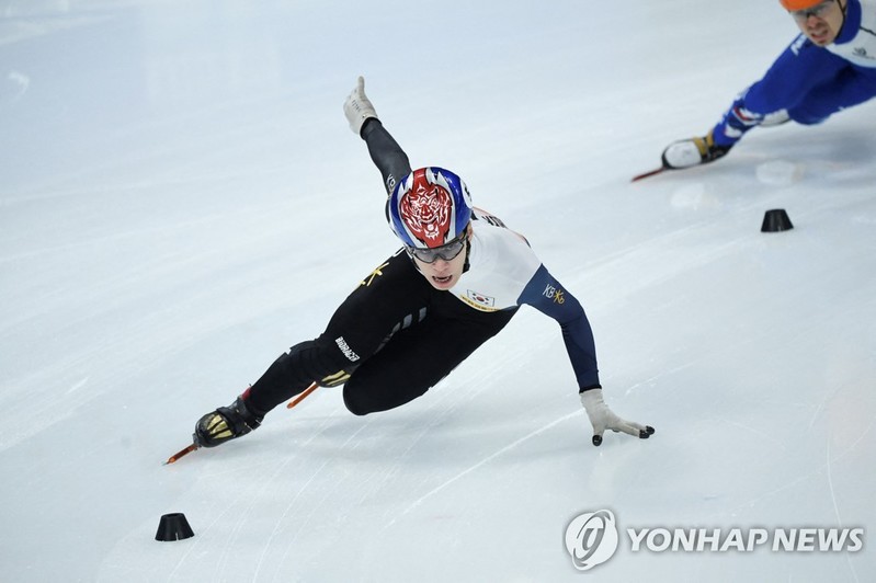 쇼트트랙 황대헌, 월드컵 3차 1,000ｍ 우승…3개 대회 연속 금빛(종합)