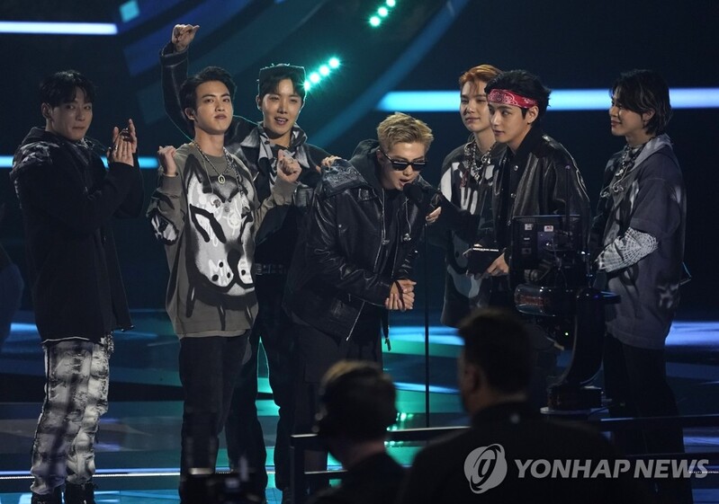 BTS '아메리칸 뮤직 어워즈' 2관왕…"팬들이 우리의 우주"(종합)
