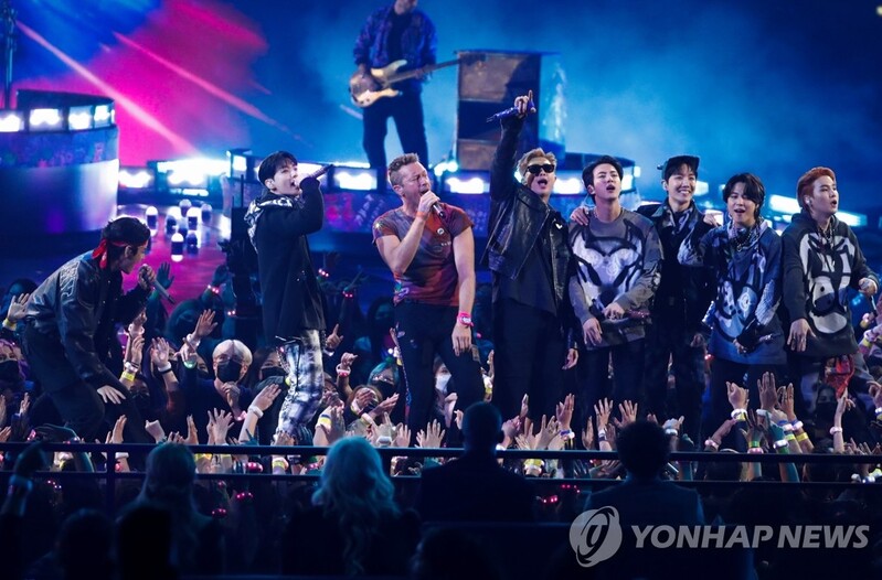 [속보] BTS, AMA 대상 '아티스트 오브 더 이어' 차지…3관왕