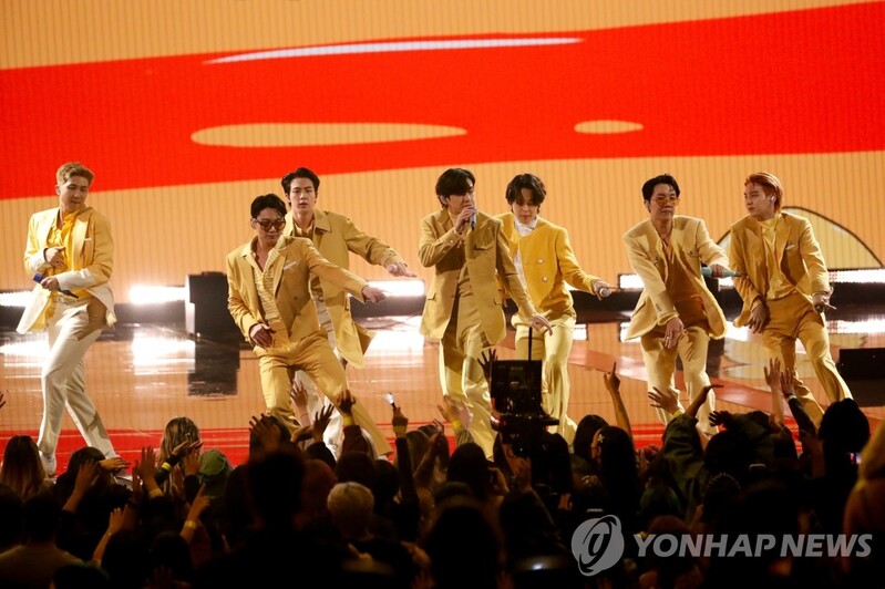 외신, BTS 3관왕 감탄…"히트메이커, 스타들 즐비 AMA 지배"