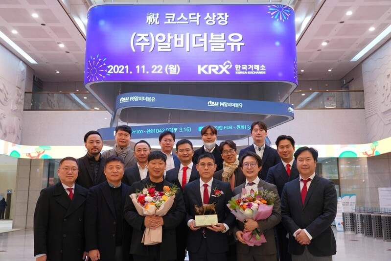 [특징주] RBW, 상장일 '따상' 찍고 하락…공모가 82% 상회(종합)