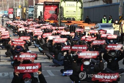 (LEAD) Cargo truckers launch 3-day strike to demand freight rate hike