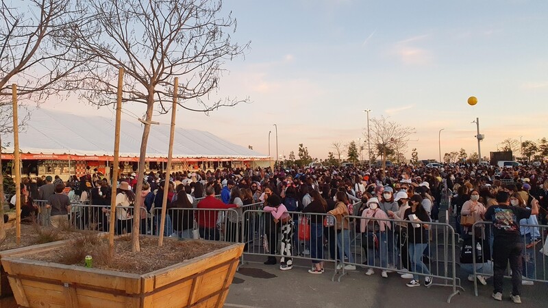 BTS 내일 만난다…비행기는 북적·공연장에 수천 인파