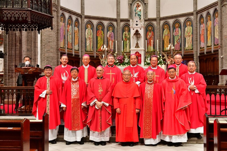 따뜻한 송사에 이별가…훈훈함 속 명동성당 떠난 염수정