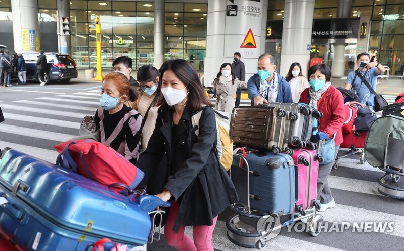 "관광특수 기대했는데…" 확진자 급증·추가 변이에 노심초사