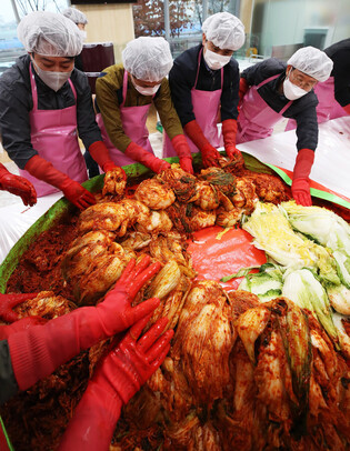 Kimchi-making for impoverished households
