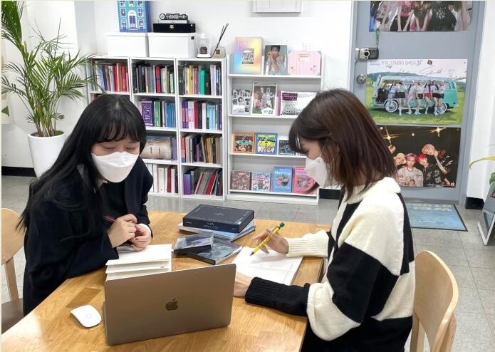 "K팝 앨범 디자인, 노래·춤·MV 이어 제4의 요소 됐죠"