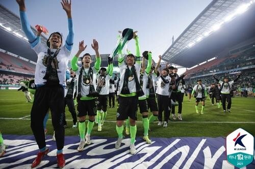 Defender overcomes pressure to captain Jeonbuk to historic K League title