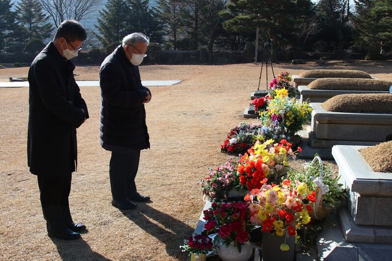 전·현직 서울대교구장, 김수환·정진석 묘소 나란히 참배