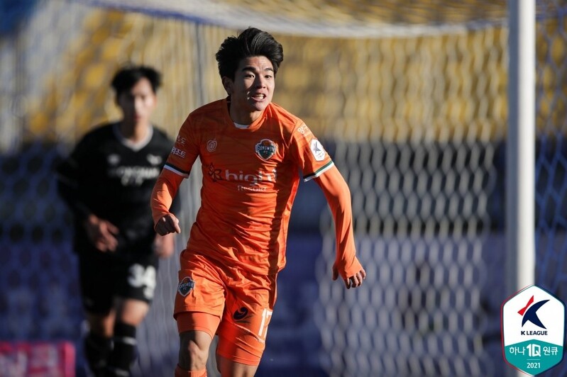 Gangwon vs. Daejeon in battle for place in top football league