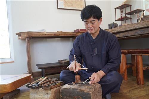 4대째 전통나침반 제작 김희수씨 국가무형문화재 '윤도장' 됐다