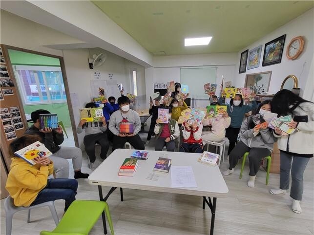 [게시판] 국립중앙도서관 봉사단, 강일아동센터에 도서 기증