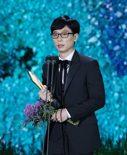 Yoo Jae-suk named best comedian of the year for 10th consecutive year in poll
