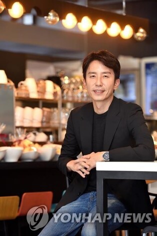 Singer-songwriter Yoo Hee-yeol tests positive for COVID-19