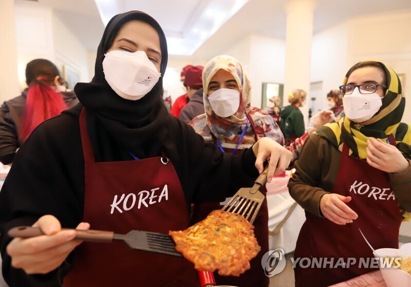 [월드＆포토] 이란인 입맛 사로잡은 '김치전', '떡볶이'