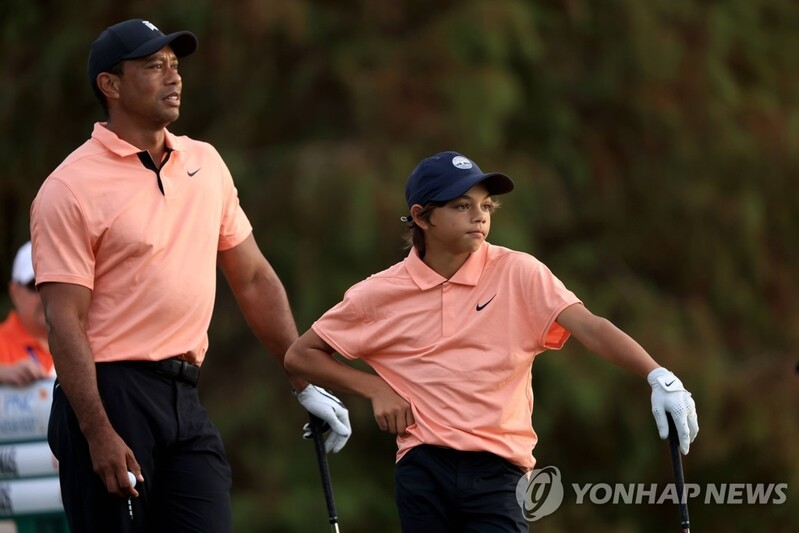 1년 만에 복귀전 우즈, PNC 챔피언십 첫날 10언더파 공동 5위