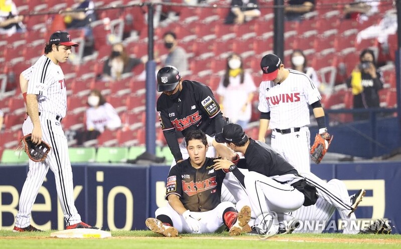 일본야구, 1루에 베이스 2개 쓰는 방안 고민…"충돌 방지 효과"
