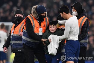 ‘Sonta Claus’ Son Heung-min gifts uniform to young fan