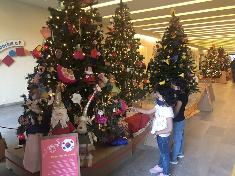 [월드&포토] 한복 인형·복주머니 주렁주렁…멕시코에 한국식 성탄 트리