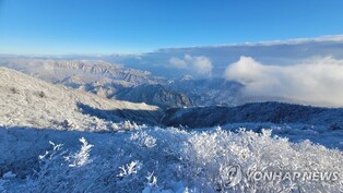 Heavy snowfall covers Seoraksan Mountain on Christmas