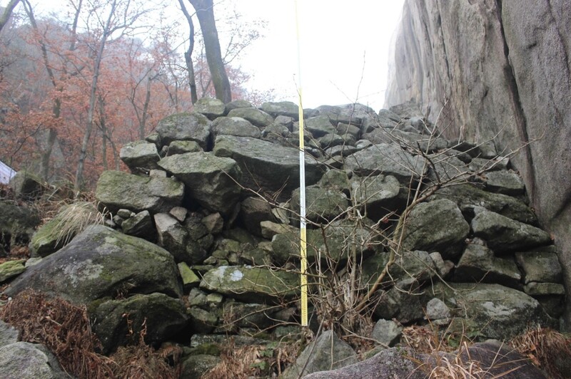 북한산 인수봉 인근서 돌로 쌓은 고려시대 건물 흔적 확인