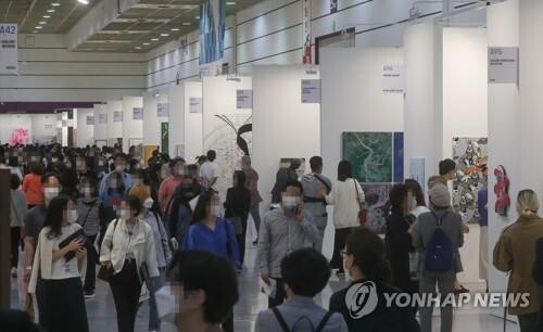 미술시장 몰린 MZ세대…"키아프 첫 방문객 60%는 21~40세"