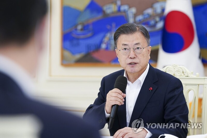 (LEAD) Moon asks chiefs of conglomerates to keep hiring youth