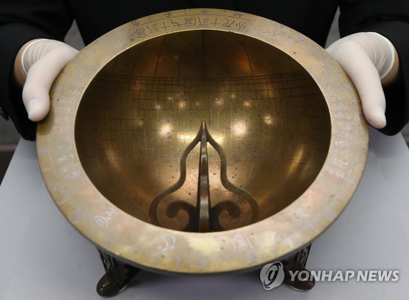 조선시대 대표 공용 해시계 '앙부일구' 3점, 보물 된다
