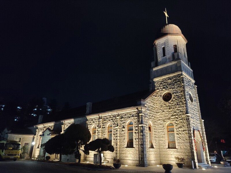국가 등록문화재 '횡성성당'에 야간 경관 조명 설치