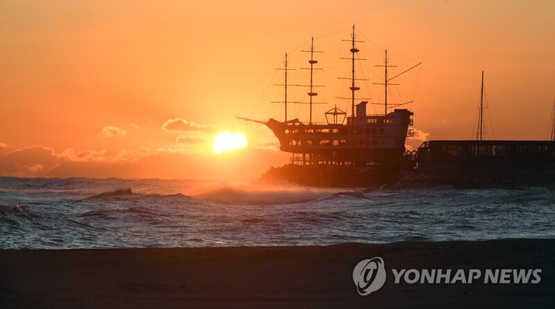 새해 첫날 동쪽지방 중심 맑아…"해돋이는 온라인으로"