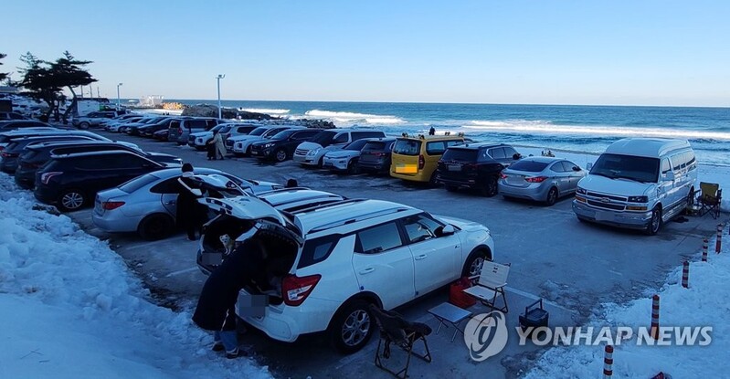 해맞이 행사 취소에도 강원 동해안 바다 인접 주차장 벌써 북적