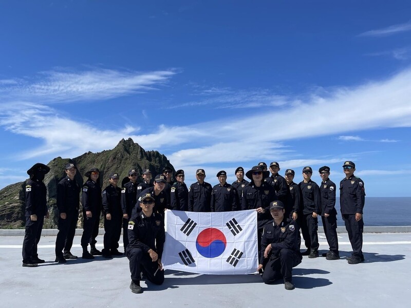 새해 일출 맞은 독도경비대…"호랑이처럼 지키겠습니다"