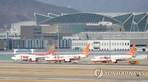 Budget carriers reschedule int'l flights due to omicron variant