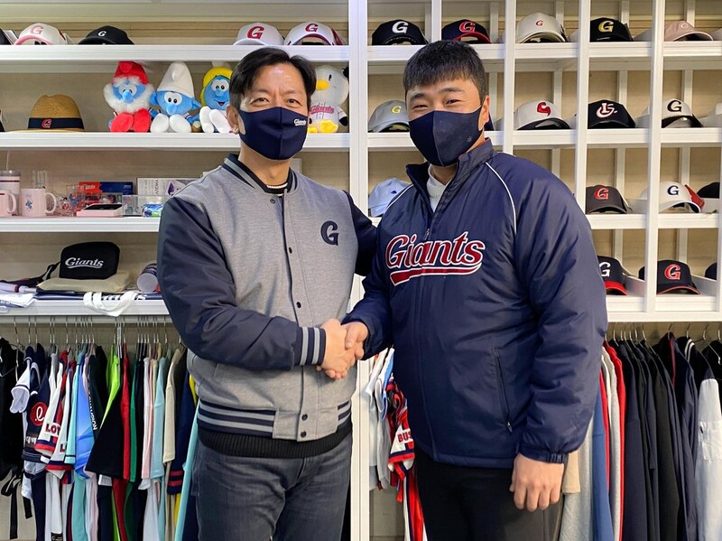 KBO's last remaining free agent stays put with original club