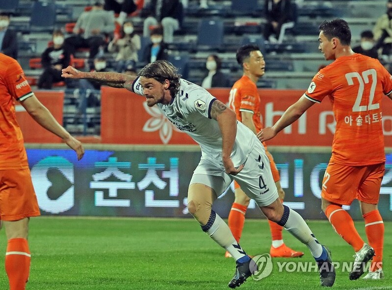 Suwon Samsung Bluewings post photo of newborn to announce player signing