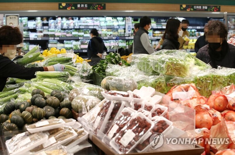 "장보기도, 커피 1잔 사기도 겁나"…새해에도 깊은 물가 시름