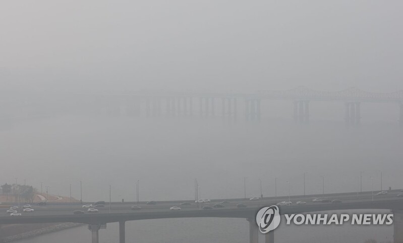 미세먼지 덮친 전국 주요 관광지 한산…실내 쇼핑몰 북적