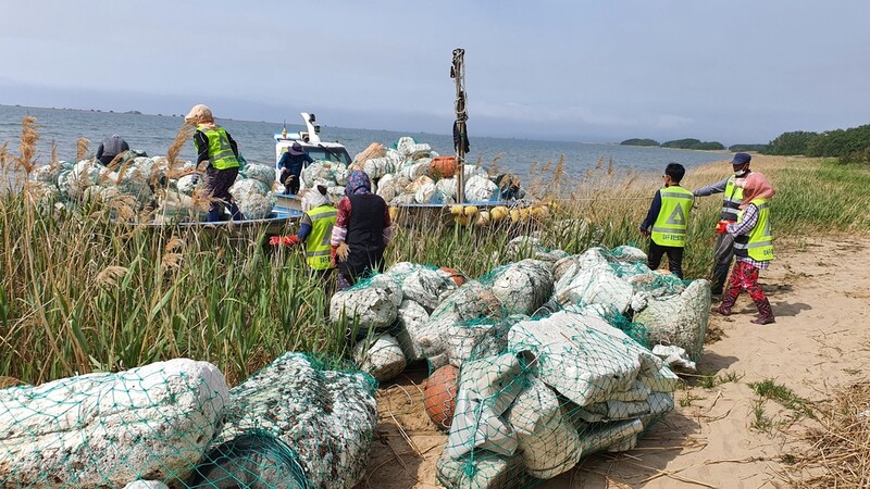 낙동강 하구 쓰레기 쏟아지는데…"수거 현장은 주먹구구"