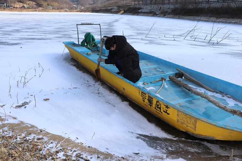 [픽! 옥천] 꽁꽁 언 대청호…발 묶인 어선