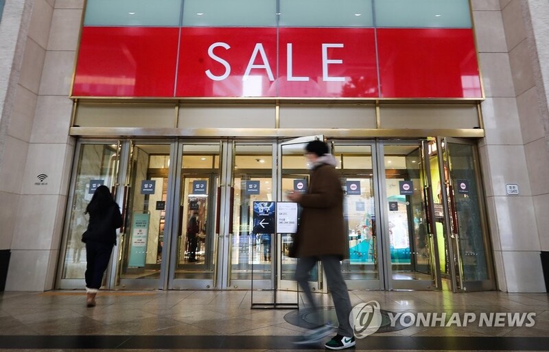 백화점 새해 첫 세일 매출 두자릿수 신장…패션·명품이 인기
