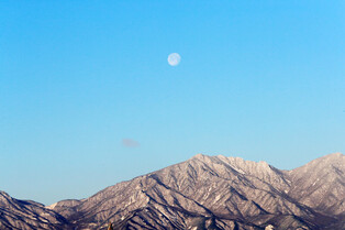 [K-Geography] Snowy mountain and white moon