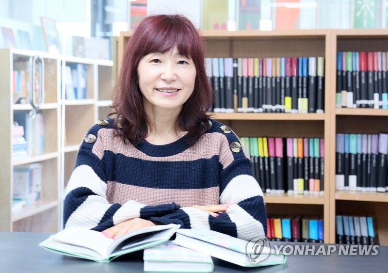 은희경 "우리 사이 벽 만드는 건 편견…고독해도 연대하길"