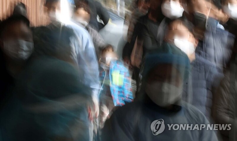 "올해 설도 보건소에서"…역대 최다 확진에 현장은 진땀·한숨